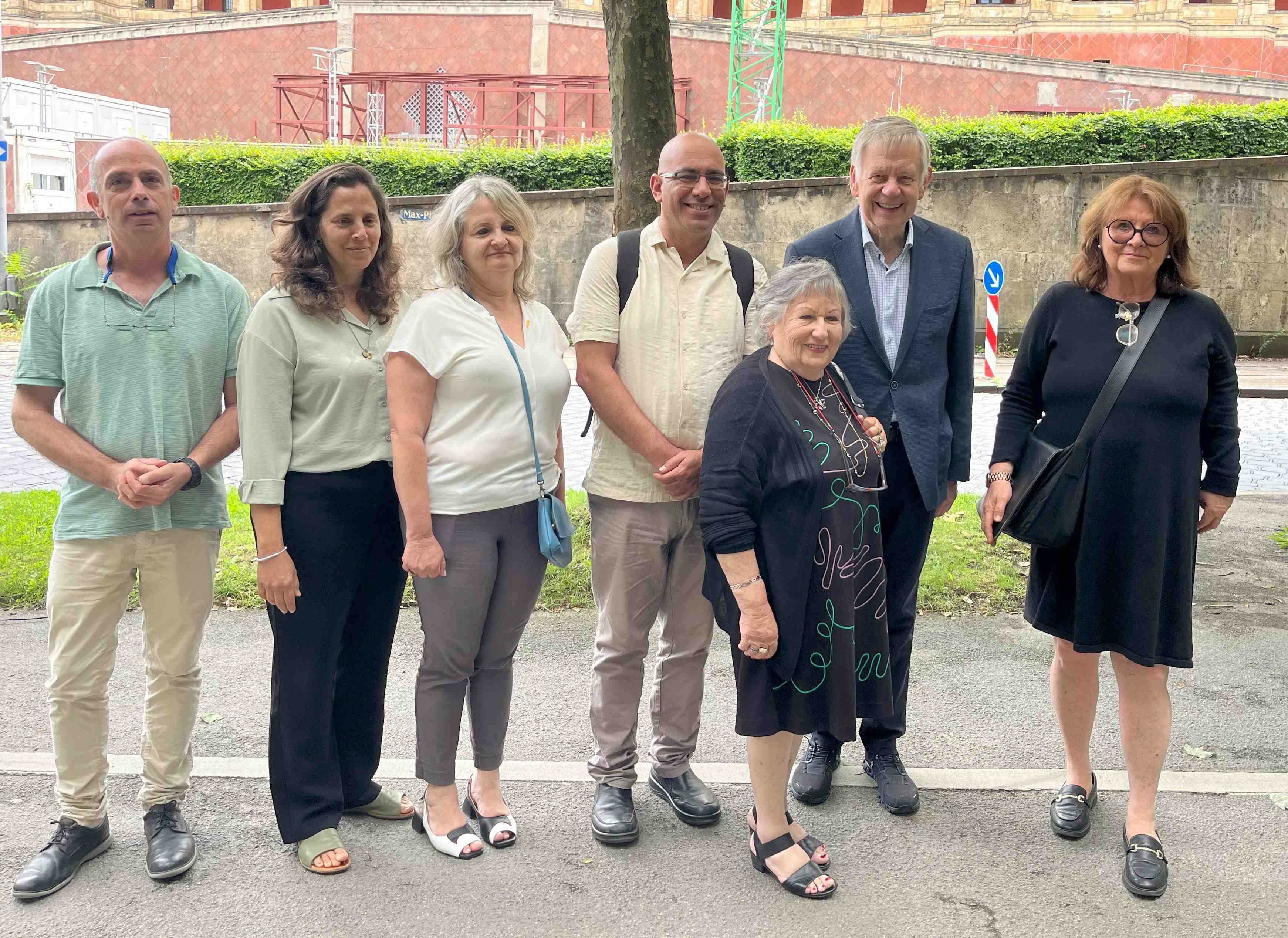 (v.l.n.r.) Noam Rachmilevitch, Archivar, Ronit Lusky, Director of Development and Partnerships, Anat Bratman Elhalel, Direktorin der GFH Archive, Yigal Cohen, Direktor des GFH und CEO, Dr. Hanna Rosenbaum, Karl Freller, Direktor der Stiftung sowie Karla Schönebeck Bild: Stiftung Bayerische Gedenkstätten