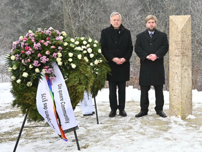 Nürnberger Steinmetz Bastian Brauwer (li.) und Stiftungsdirektor Karl Freller, MdL (re.) Foto: Stiftung Bayerische Gedenkstätten.